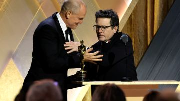 Woody Harrelson presentó el Óscar honorífico a su amigo Michael J. Fox.