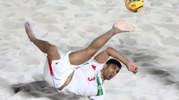Mohammad Masoumizadeh en una jugada para la Selección de Irán.