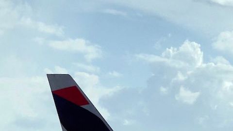 Mueren dos bomberos tras choque de un avión contra un camión en Perú