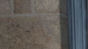 Mujer halla cajero automático abierto y repleto de billetes