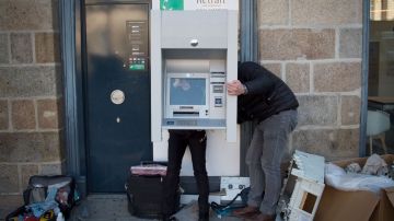 Mujer halla cajero automático abierto y repleto de billetes