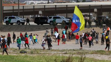 Multitud de migrantes que cruzaron la frontera por la fuerza y agredieron a 2 oficiales fueron liderados por activista estadounidense