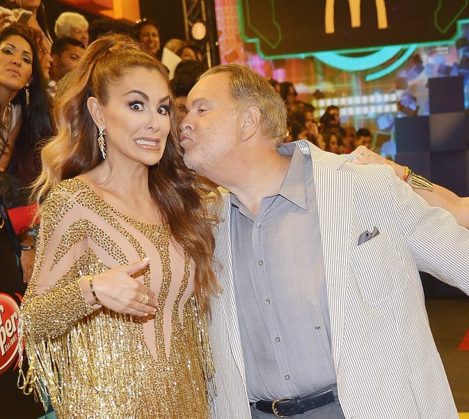 Ninel Conde y Raúl de Molina cuando el conductor de El Gordo y La Flaca bromeó pidiéndole un beso en los Premios Juventud 2015.
