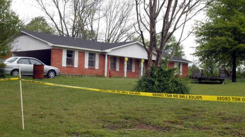 Niño de 12 años encontrado muerto en casa abandonada después de jugar ruleta rusa con tres acusados por su asesinato