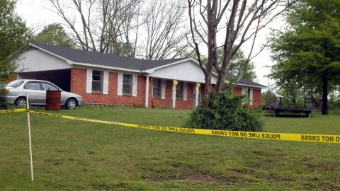 Niño de 12 años encontrado muerto en casa abandonada después de jugar ruleta rusa con tres acusados por su asesinato