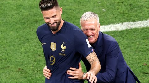 Olivier Giroud celebra con Didier Deschamps.