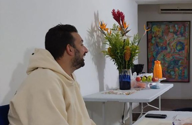 Chyno en una de sus salidas de la clínica recibiendo en casa de su madre a uno de sus mejores amigos