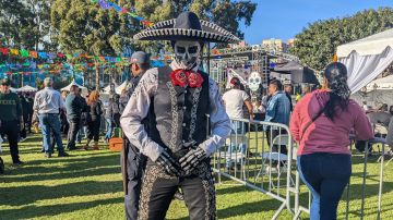 El Charro González llegó a Long Beach para el festival y desfile de Día de Muertos. (Jacqueline García/La Opinión)
