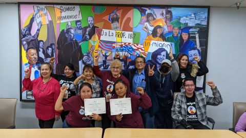 Voluntarios y trabajadores de CHIRLA informaron y animaron a la comunidad para que saliera a votar.