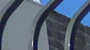 David Lugo muestra su permiso de vendedor ambulante. (Jacqueline García/La Opinión)