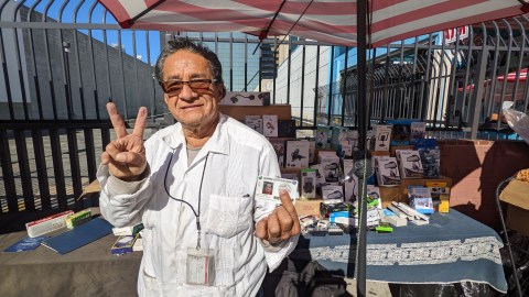 David Lugo muestra su permiso de vendedor ambulante. (Jacqueline García/La Opinión)