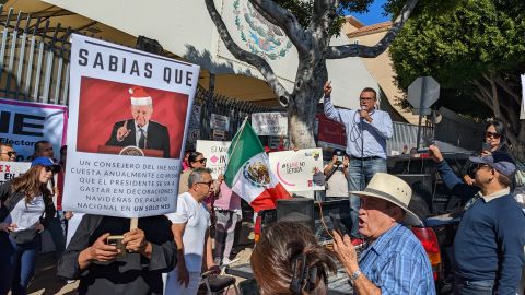 Grupo a favor de que el INE permanezca intacto. (Jacqueline García/La Opinión)