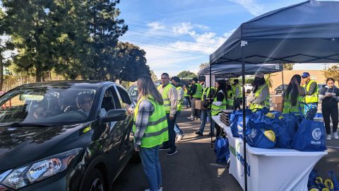 Un grupo de voluntarios fueron los encargados de repartir los alimentos. (Jacqueline García/La Opinión)