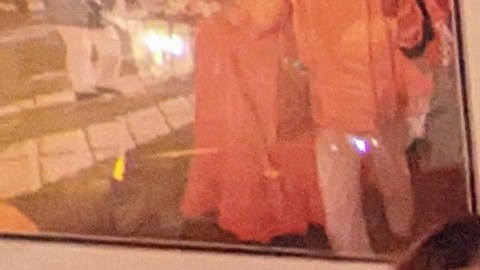 Paulina López y Bricia Lopez (frente y centro) disfrutaron con sus amigas la Copa Mundial. (Jacqueline García/La Opinión)