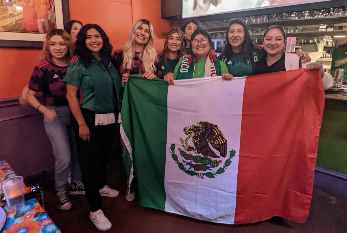 Paulina López y Bricia Lopez (frente y centro) disfrutaron con sus amigas la Copa Mundial. (Jacqueline García/La Opinión)
