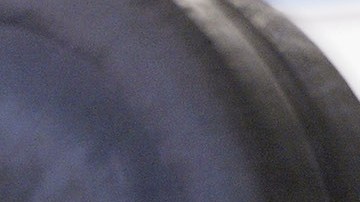 Pareja de recién casados celebra levantando pesas en la pista de baile