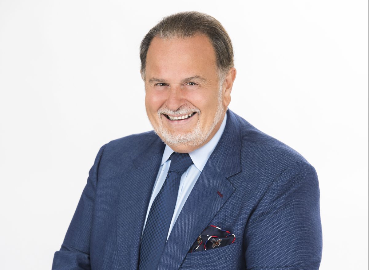 Raúl de Molina, conductor del programa de El Gordo y La Flaca, se une a sus compañeros de Univision para una transmisión previa al Latin Grammy 2022.