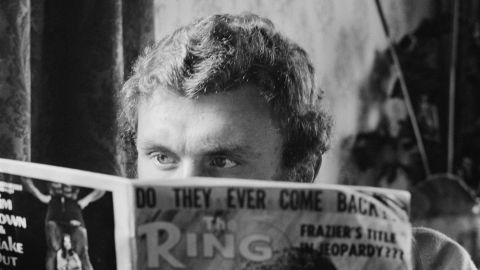 El boxeador de peso pesado Joe Bugner leyendo 'The Ring', Reino Unido, 3 de febrero de 1971