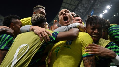 Richarlison celebra el primer gol de Brasil.