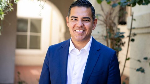 Robert García, alcalde de Long Beach ganó el Distrito 42 de California para el Congreso.
