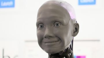 Robot humanoide ofrece impactante entrevista y revela que pronto podrá caminar