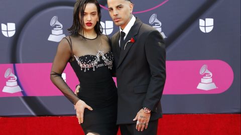 Rosalía y Rauw Alejandro en la alfombra roja del Latin Grammy 2022 en Las Vegas.