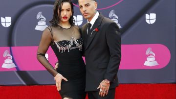 Rosalía y Rauw Alejandro en la alfombra roja del Latin Grammy 2022 en Las Vegas.