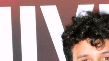 Sebastian Yatra responde si tiene romance con Aislinn Derbez.