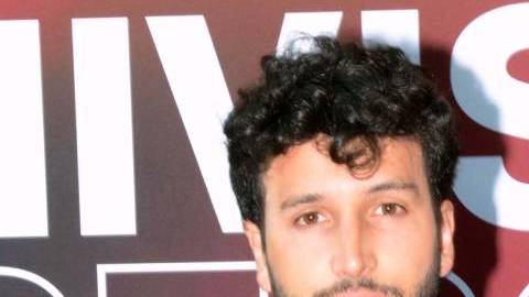 Sebastian Yatra responde si tiene romance con Aislinn Derbez.