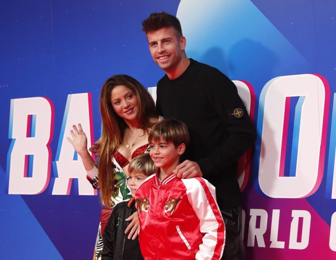 Shakira y Gerard Piqué junto a sus hijos Milan y Sasha en el Mundial de Globos 2021.