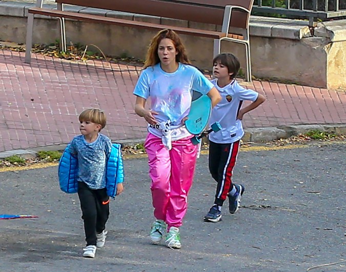 Shakira con sus hijos Milan y Sasha en Barcelona durante un paseo en el 2020.