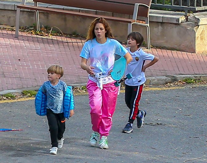 Shakira con sus hijos Milan y Sasha en Barcelona durante un paseo en el 2020.