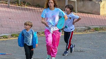 Shakira con sus hijos Milan y Sasha en Barcelona durante un paseo en el 2020.