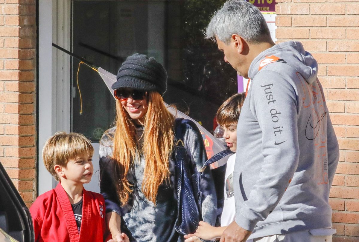 Shakira con su hermano Antonio Mebarak y sus hijos con Gerard Piqué, Milan y Sasha en Barcelona.

