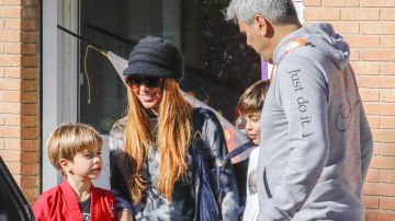 Shakira con su hermano Antonio Mebarak y sus hijos con Gerard Piqué, Milan y Sasha en Barcelona.