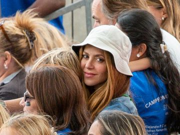 Shakira, ex de Gerard Piqué, disfrutando en un juego de baseball de uno de sus hijos.