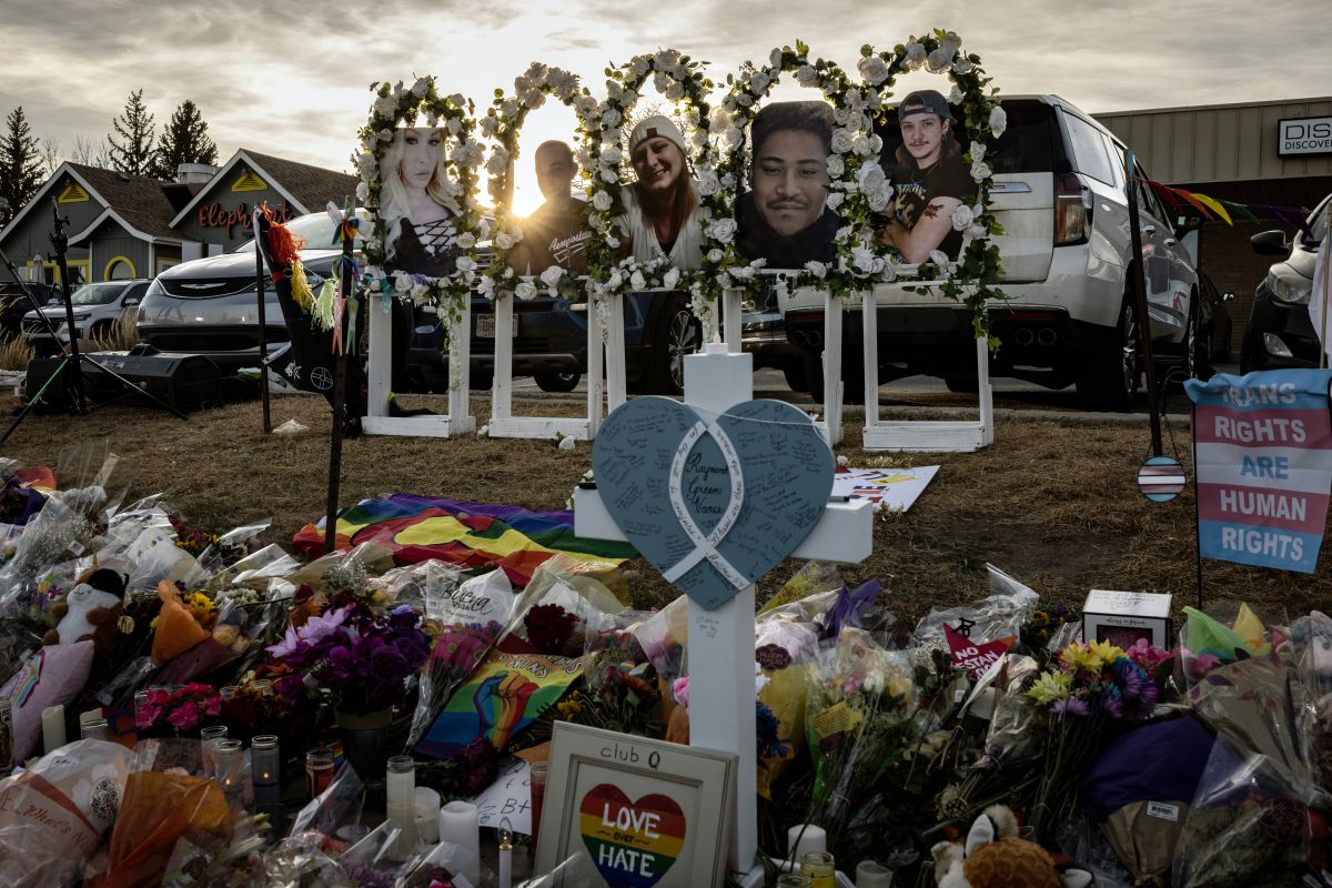 Las fotos de las víctimas del tiroteo se exhiben en un monumento improvisado fuera del Club Q.