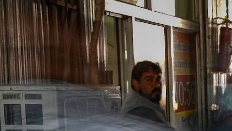Talibanes azotan a 12 personas ante la multitud de un estadio