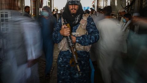 Talibanes azotan a 12 personas ante la multitud de un estadio