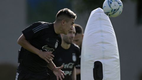 Thiago Almada entrenando con Argentina.