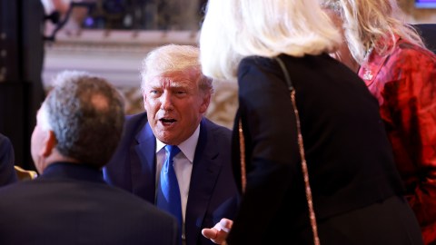 Trump denuncia fraude electoral tras derrota de Kari Lake en Arizona