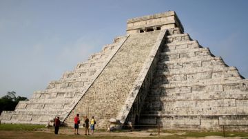 Turista causa indignación por subir a pirámide de Chichén Itzá, casi la linchan