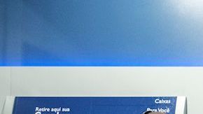 VIDEO: Usuarios de banco 'echan aire' a cajero automático para que les siguiera dando dinero