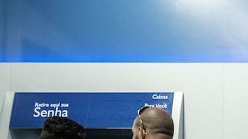 VIDEO: Usuarios de banco 'echan aire' a cajero automático para que les siguiera dando dinero