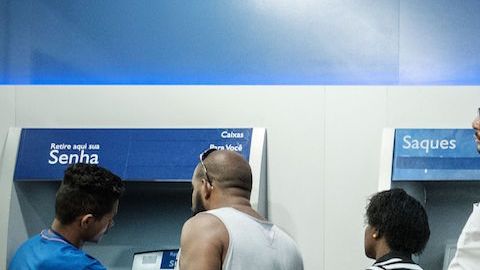 VIDEO: Usuarios de banco 'echan aire' a cajero automático para que les siguiera dando dinero