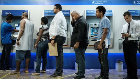 VIDEO: Usuarios de banco 'echan aire' a cajero automático para que les siguiera dando dinero