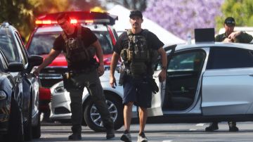 VIDEO Conductor embiste a policías y roba tres vehículos durante persecución salvaje que terminó con disparos en California