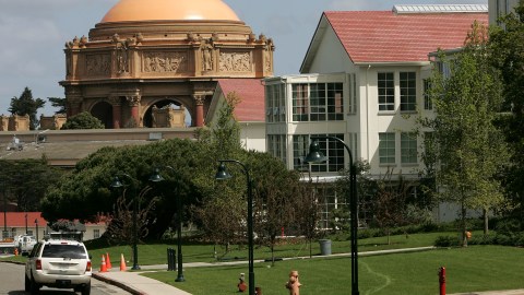 VIDEO Fotógrafo de bodas golpeado con pistola frente a recién casados en San Francisco