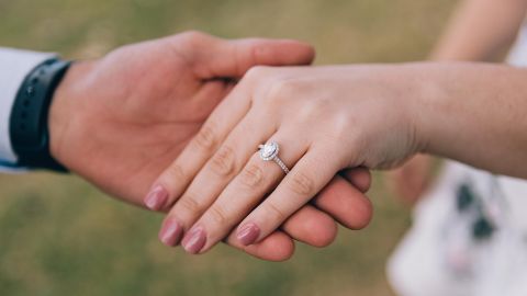 Hombre se sumerge en el océano cuando propuesta matrimonial sale terriblemente mal