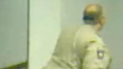 VIDEO: Imágenes muestran el arresto del heredero de Tyson Foods, borracho y dormido en la cama de una casa equivocada